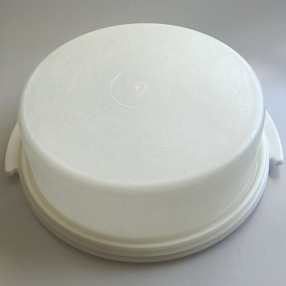VINTAGE TUPPERWARE CAKE TAKER